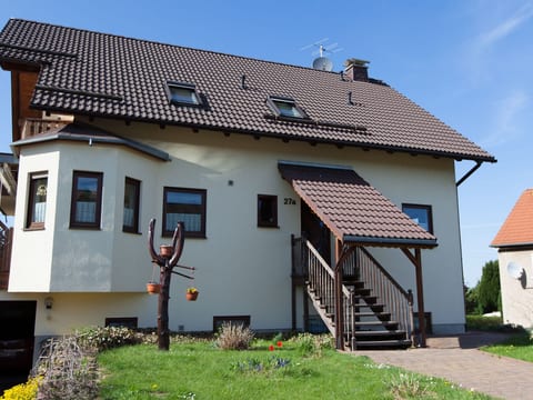 mit Parkplatz und Fahrradunterstellmöglichkeit mit Balkon nah am Wald