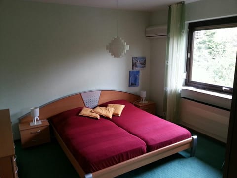 Großzügige Ferienwohnung mit Garten und Terrasse, nur zwei Kilometer vom Strand