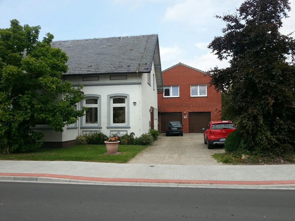 Großzügige Ferienwohnung mit Garten und Terrasse, nur zwei Kilometer vom Strand - Stadland
