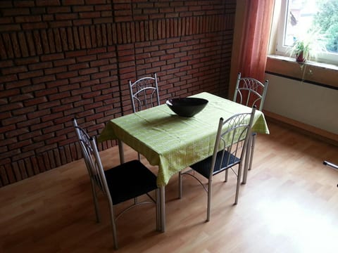 Großzügige Ferienwohnung mit Garten und Terrasse, nur zwei Kilometer vom Strand