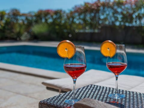 in Pomer mit privatem beheizten Pool und Meerblick