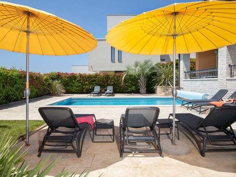 in Pomer mit privatem beheizten Pool und Meerblick