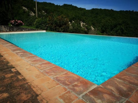 Altes Haus in Rotecastello mit großem Pool