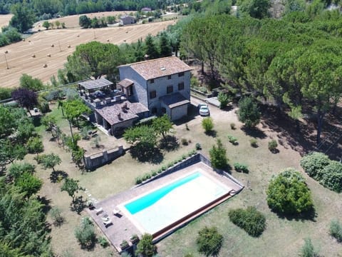 Altes Haus in Rotecastello mit großem Pool