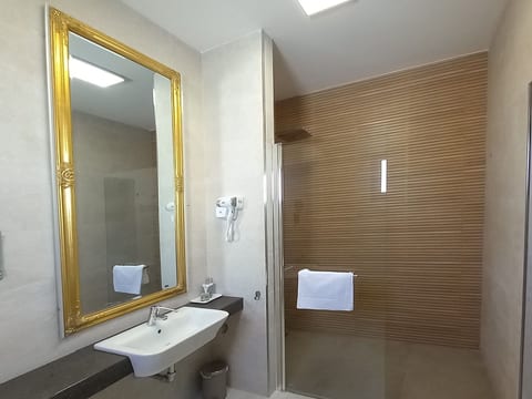 Geräumige Villa, beheizter Pool und atemberaubende Aussicht