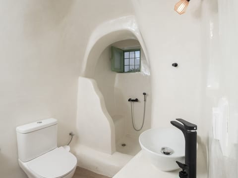 Über White Orchid Cave House