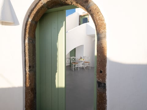 Über White Orchid Cave House