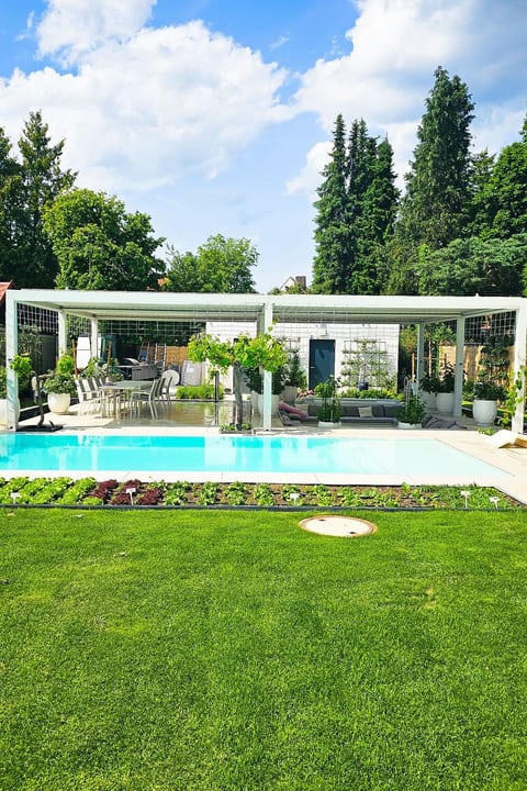 Luxurious large Home, Pool , Garden , Koi Pond