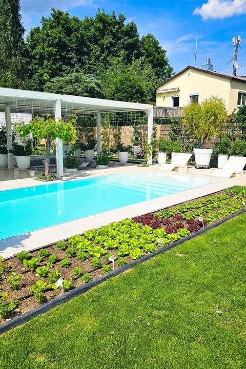 Luxurious large Home, Pool , Garden , Koi Pond