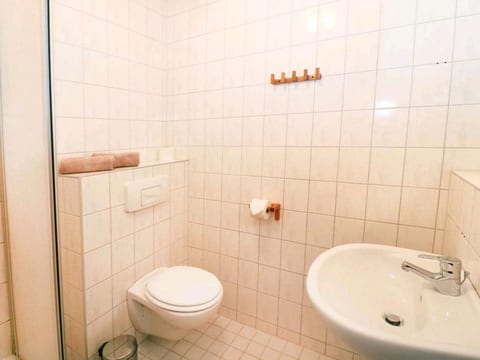 2-4 Personen mit Hund