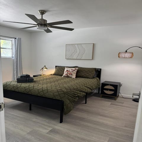 Renovated Condo Lake Eola View Great Location