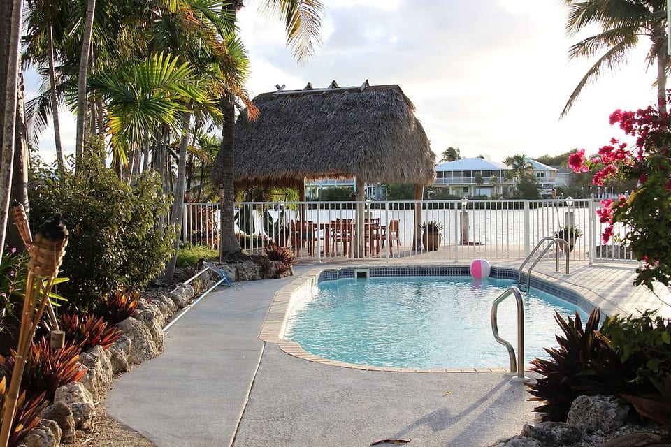Private Pool & 
Tiki Hut