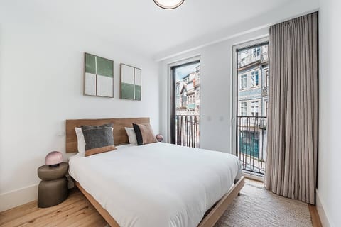 Stylish Retreat in Central Porto Stay with Parking