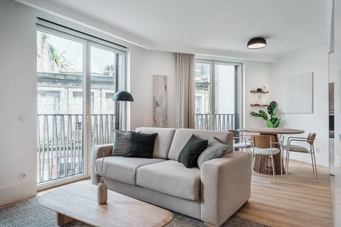 Stylish Retreat in Central Porto Stay with Parking