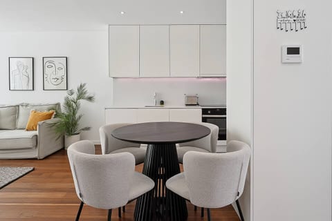 Almada Gem | Central Flat w/ Parking & Balcony