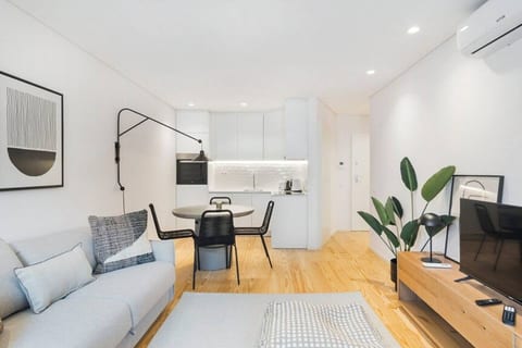 Stylish Flat w/Balcony | In Central Porto