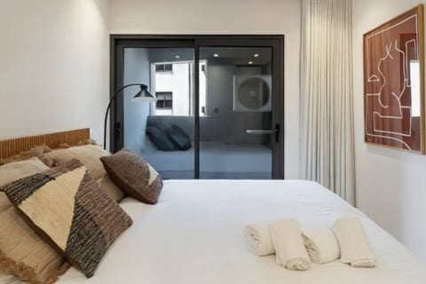 Stylish Flat w/Balcony | In Central Porto