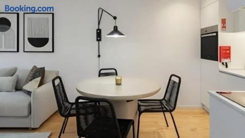 Stylish Flat w/Balcony | In Central Porto