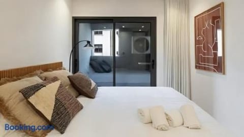 Stylish Flat w/Balcony | In Central Porto