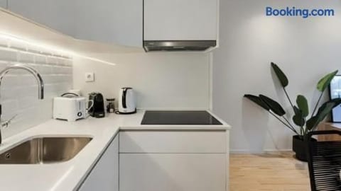 Stylish Flat w/Balcony | In Central Porto