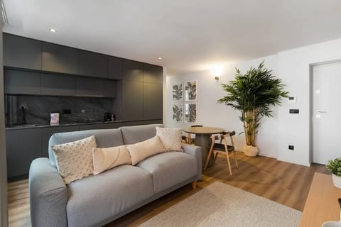 Urban Gaia Flat | Modern Retreat with Balcony