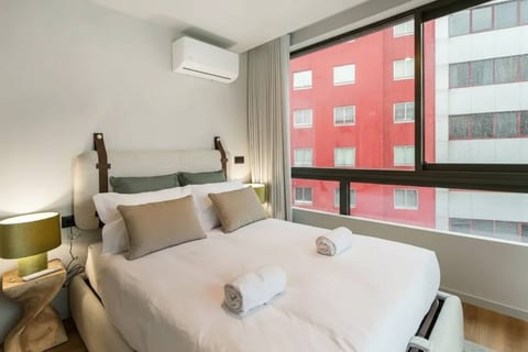 Urban Gaia Flat | Modern Retreat with Balcony