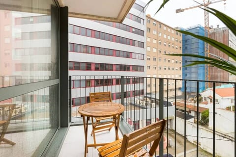 Urban Gaia Flat | Modern Retreat with Balcony