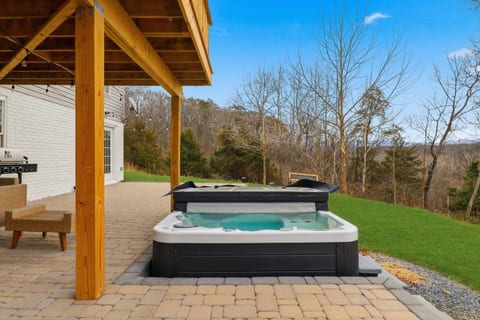 Wolf Edge Cabin • Hot Tub • Fire Pit • Views