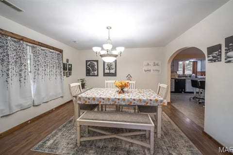 Hugh’s Piddle Shop•Shop-Style Stay•Porch & Office