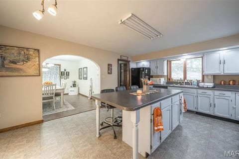 Hugh’s Piddle Shop•Shop-Style Stay•Porch & Office