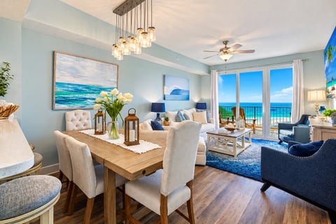 Dining room and livingroom are so comfy and seating for everyone!