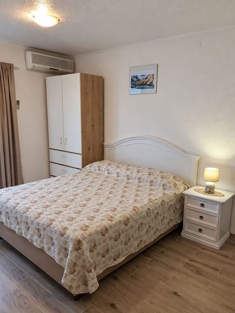 House Nikola - Unit 204944-5