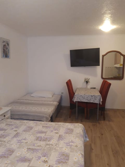 House Nikola - Unit 204944-5