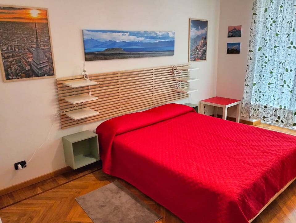16 smq main room vith queen bedroom, wardrobe, balcony, crib