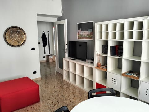 In the living room, besides a large round dining table, a small but useful desk is available for guests working remotely.
The main TV offers free access to RaiPlay, Netflix, Amazon Prime and Disney+. A selection of books and comics is also available, including publications by the host himself.