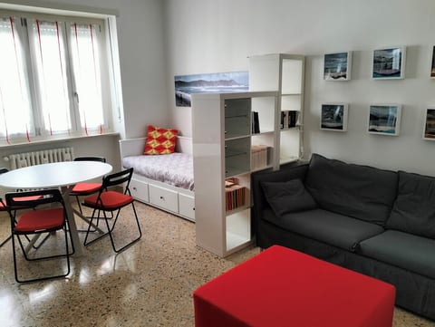 18 smq living room with room with a single sofa bed (80x200 cm convertible into a double bed 160x200 cm) and an additional sofa convertible into a single bed