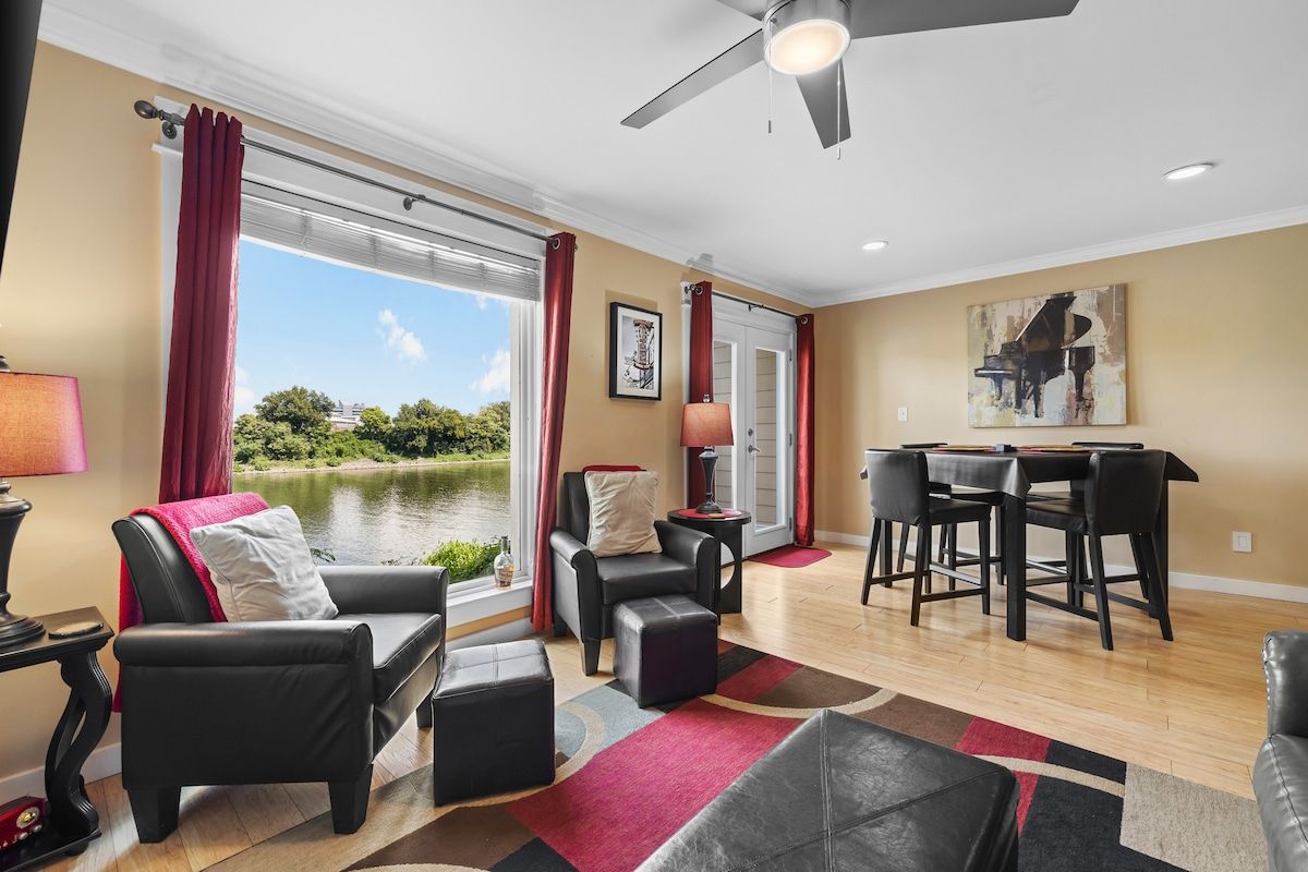 2 Bdrm River Front Condo, walkable w/ FREE Parking image 1