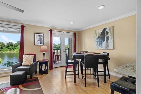 2 Bdrm River Front Condo, walkable w/ FREE Parking image 5