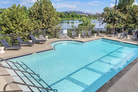 2 Bdrm River Front Condo, walkable w/ FREE Parking image 2