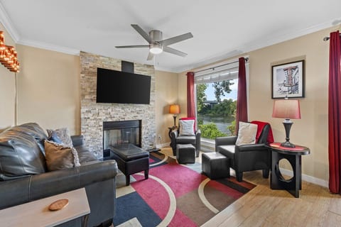 2 Bdrm River Front Condo, walkable w/ FREE Parking image 4