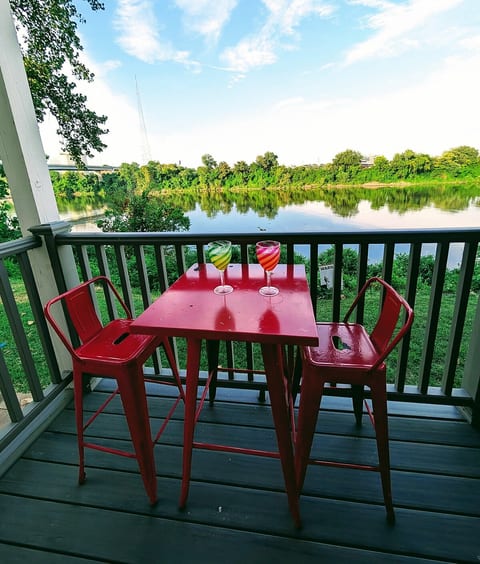 2 Bdrm River Front Condo, walkable w/ FREE Parking image 3