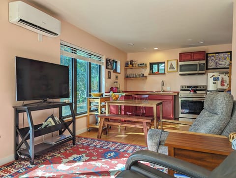 Sunlit Custom Tinyhome / Workspace / Private Patio