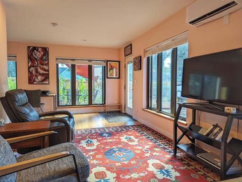 Sunlit Custom Tinyhome / Workspace / Private Patio