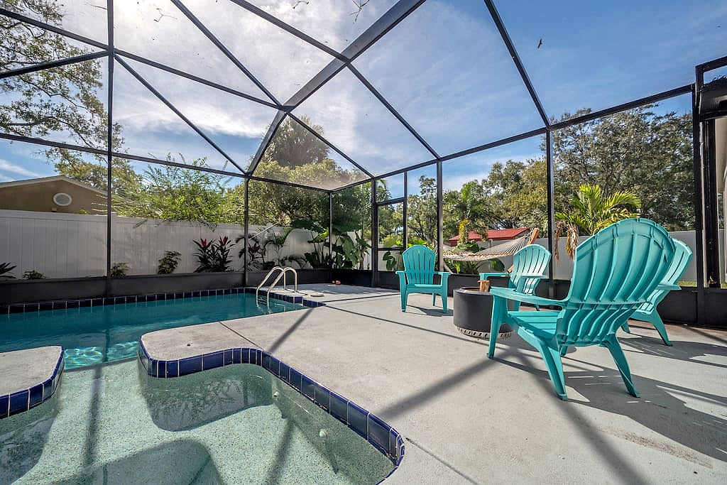  The alcove is only a seating area. Just to be clear so there are no assumptions)