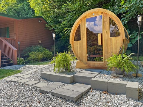 Outdoor Barrel Sauna: Unwind in this unique sauna, surrounded by nature and splendid mountain views!