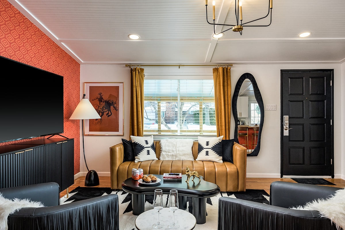 The Wild Western: 5Bed, Sauna, Mini Putt, Fire Pit image 1