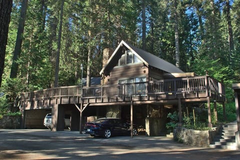 The Big Pine cabin is located on a residential street, in a clearing surrounded by tall Sugar Pines