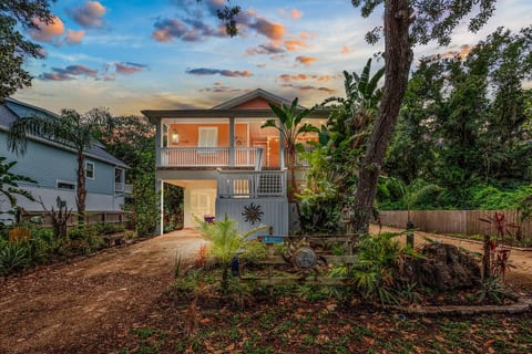 Family Beach Retreat/HotTub/GameRoom/Near Beach