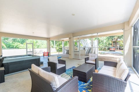 Family Beach Retreat/HotTub/GameRoom/Near Beach