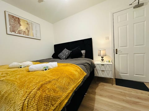 Comfortable comfy room in Shepherd’s Bush.